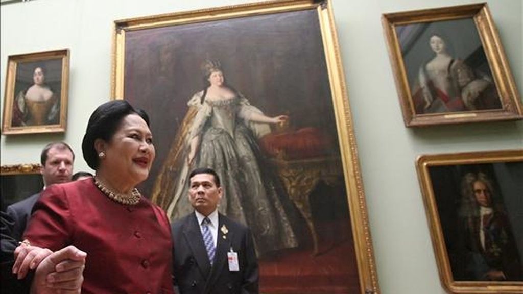 La Reina Sirikit de Tailandia durante una visita a la Galería Tretiakovskaya en Moscú, Rusia. EFE/Archivo La Reina Sirikit de Tailandia durante una visita a la Galería Tretiakovskaya en Moscú, Rusia. EFE/Archivo