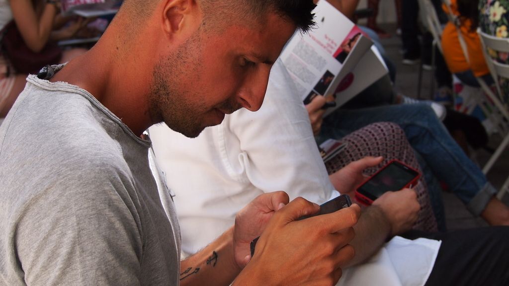 César Brizuela, coordinador de redes de Megamedia, twitteando el evento en directo