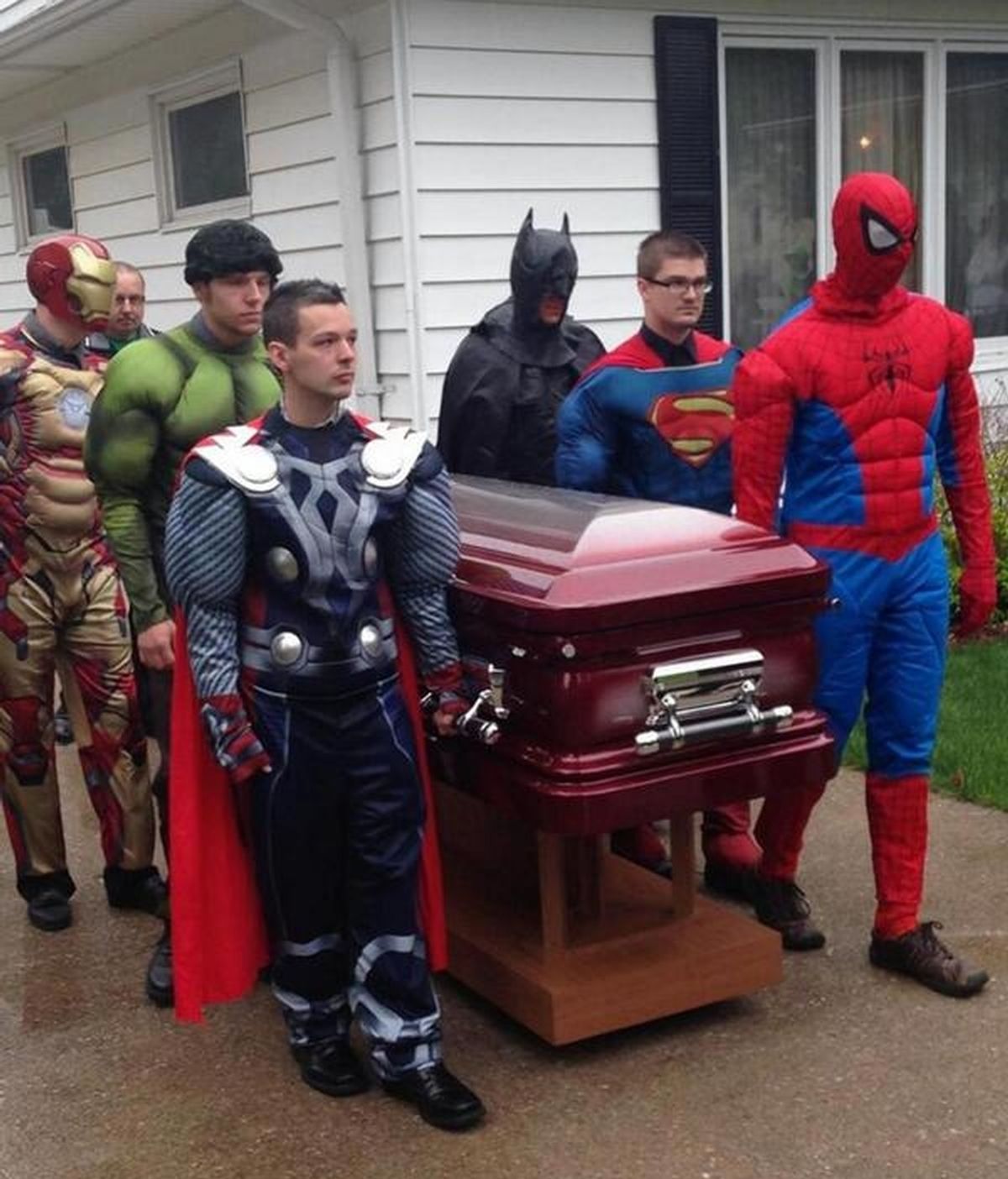 Un niño de cinco años recibe un funeral rodeado de superhéroes