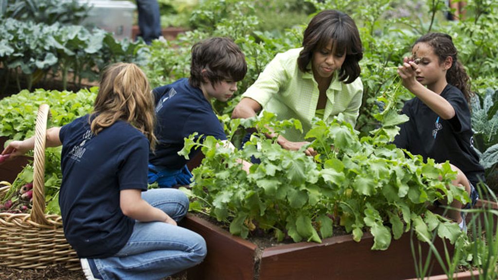 Salta a la comba, baila, cuida el jardín... ¿Qué no sabe hacer Michelle Obama?