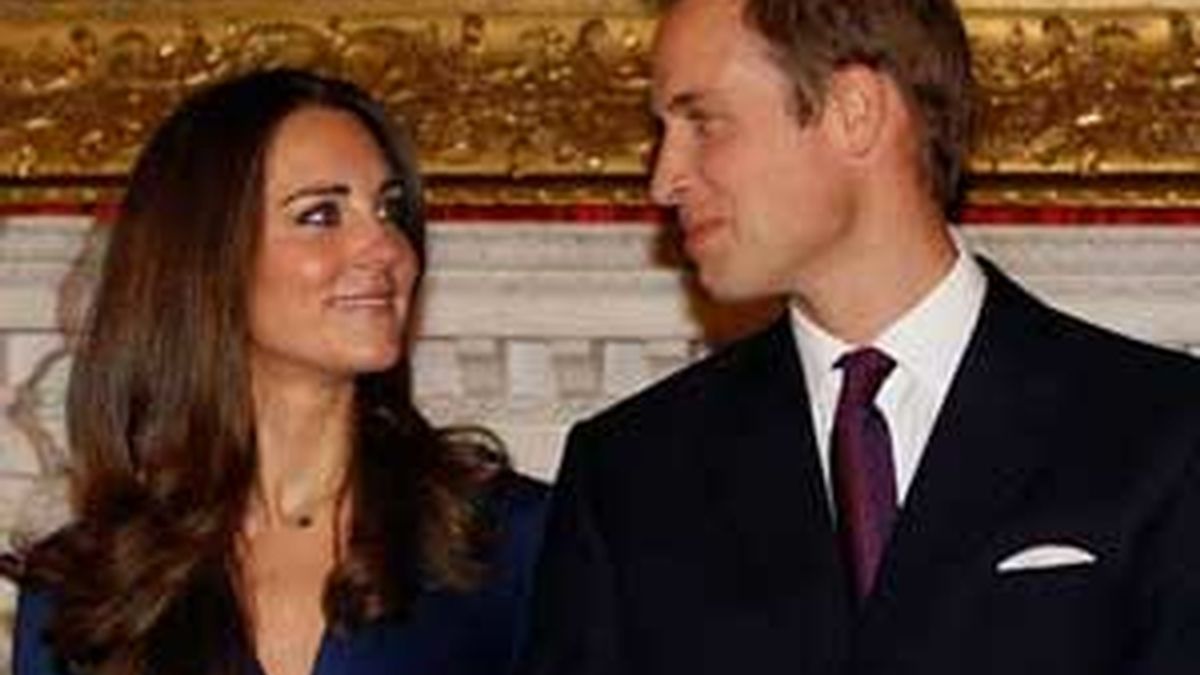 El príncipe Guillermo y Kate Middleton posan como prometidos. Vídeo: Informativos Telecinco