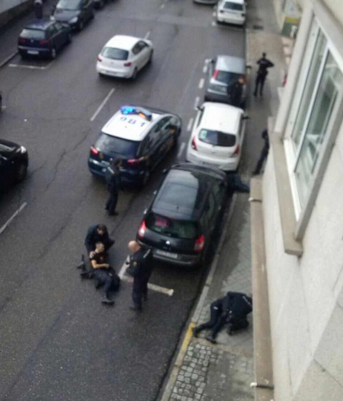 Un atracador muerto y dos policías graves en un atraco a un banco en Vigo