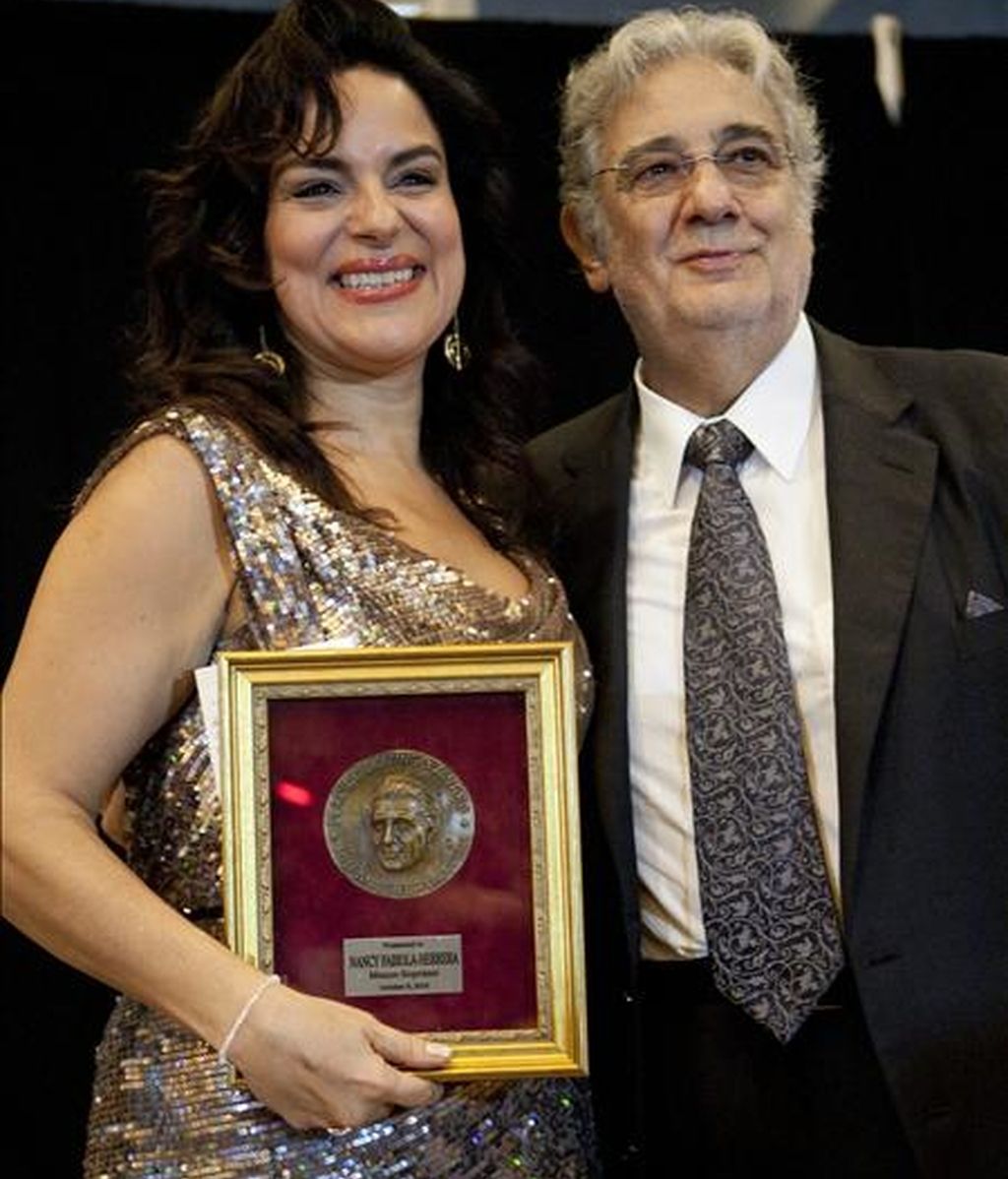 El tenor español Plácido Domingo entrega el premio Plácido Domingo 2010 a la mezzosoprano española Nancy Fabiola Herrera. EFE El tenor español Plácido Domingo entrega el premio Plácido Domingo 2010 a la mezzosoprano española Nancy Fabiola Herrera. EFE