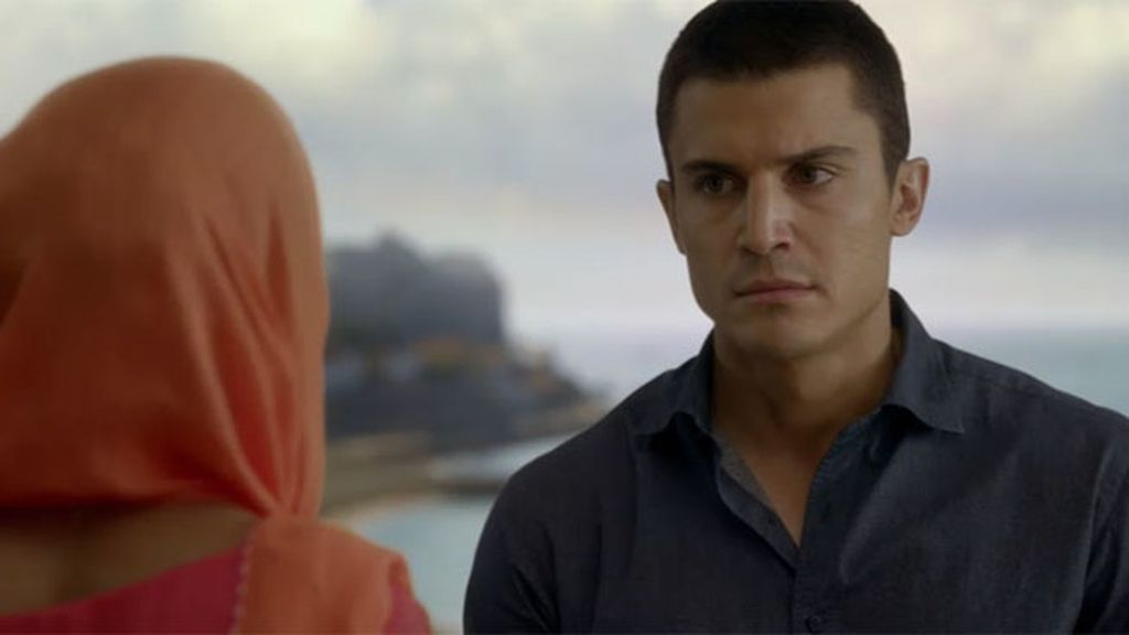 Aunque el agenta la sigue amando, ella no le perdona