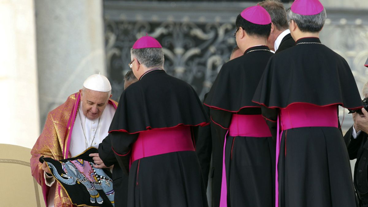 El Papa Francisco recibe unos regalos de mano de unos obispos