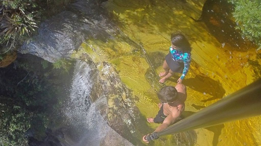 Leonardo Pereira y Victoria Nader en las cascadas de Janela do Céu, Ibitipoca