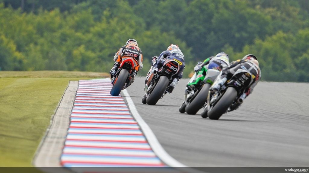 Espargaró sigue de cerca a Márquez durante los entrenamientos en Brno