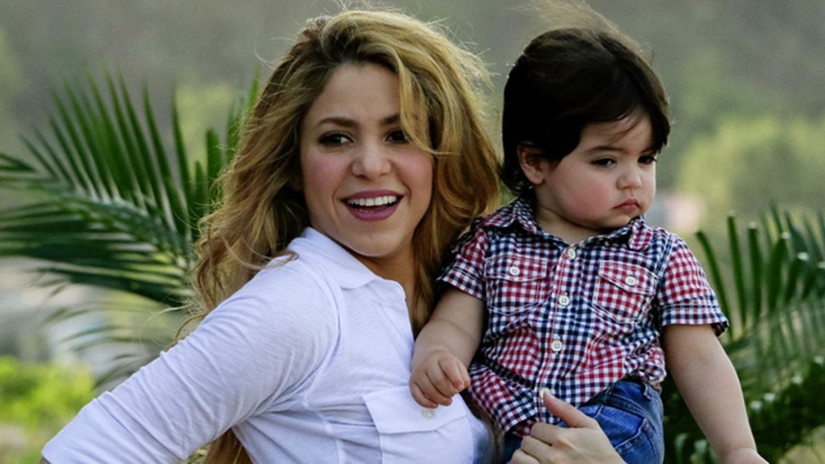 Shakira viaja a Colombia con el pequeño Milan
