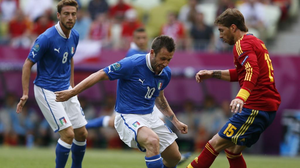 Sergio Ramos comete una falta a Cassano