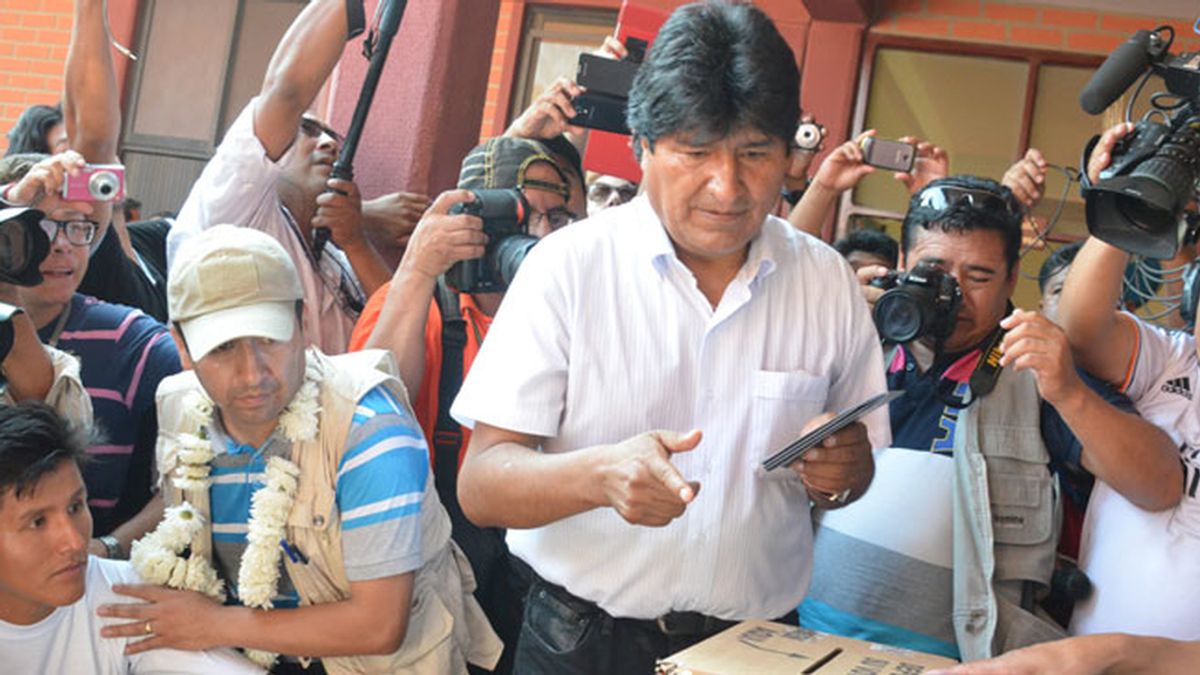 Morales deposita su voto en las elecciones generales