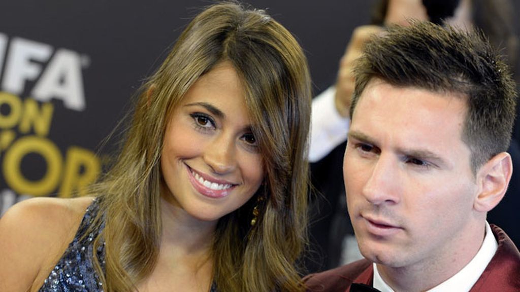 Messi y su traje color 'vino tinto'