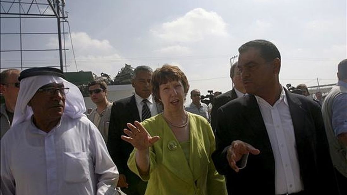 La Alta Representante de la Unión Europea para Asuntos Exteriores y Política de Seguridad, Catherine Ashton (c), es recibida por las autoridades durante su visita a una fábrica que resultó damnificada durante un ataque israelí en 2008-2009, en el norte de Gaza, hoy, domingo 18 de julio de 2010. EFE
