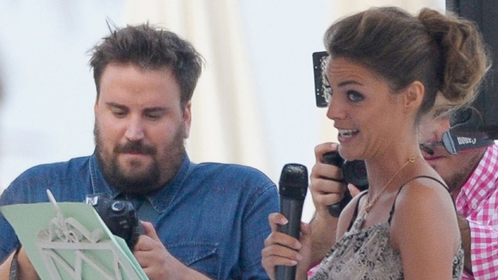 La actriz se emocionó al leer una carta a su hermano