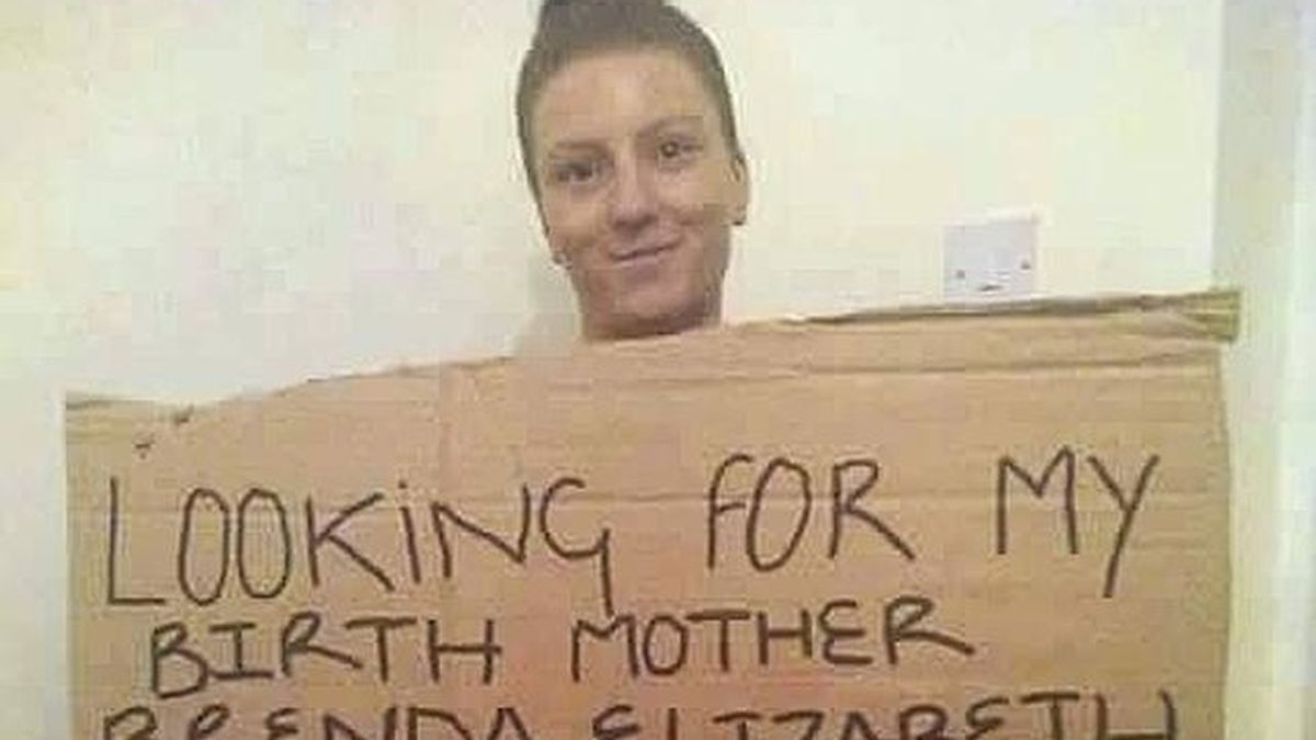 Encuentra a su madre 21 años después tras pedir ayuda en Facebook para localizarla