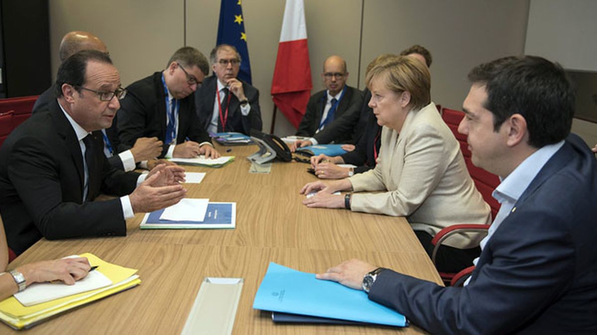 Tsipras niega a Merkel que el referéndum sea para elegir entre el euro y el dracma
