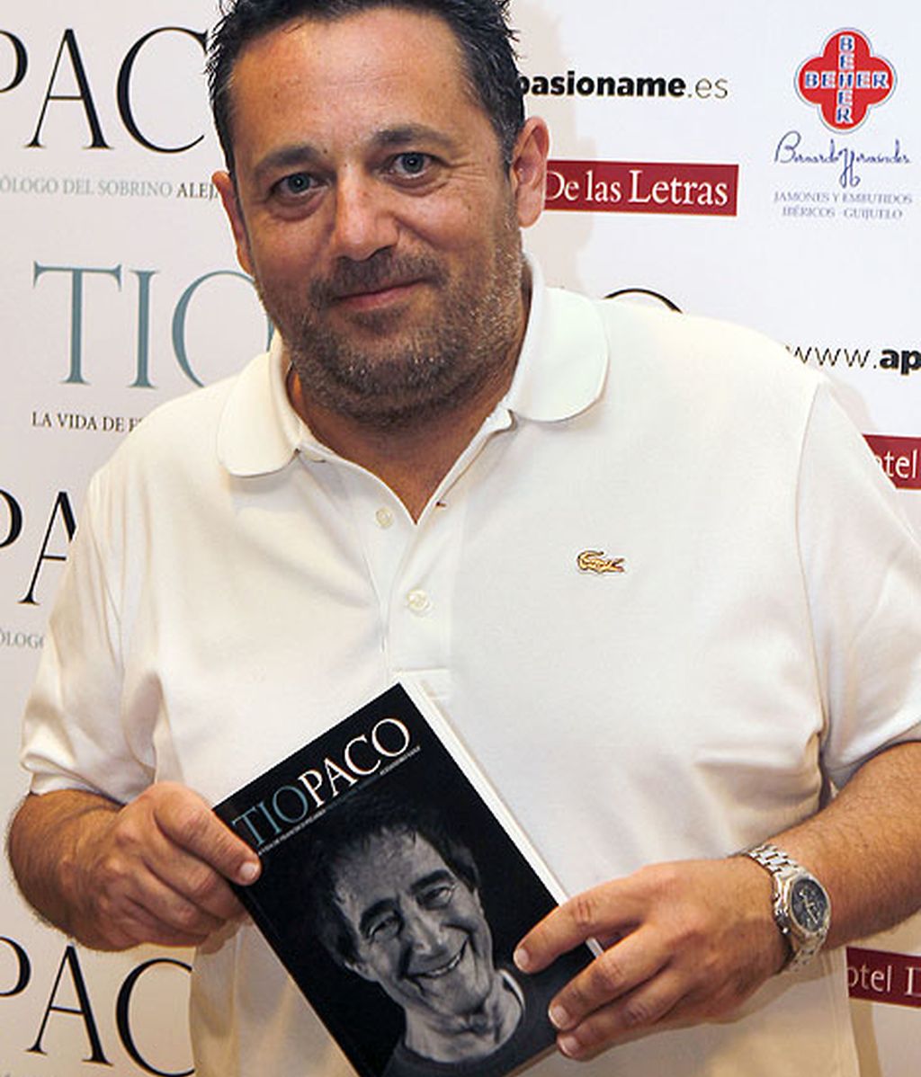 El actor Pepón Nieto posó con el libro del 'tío Paco'
