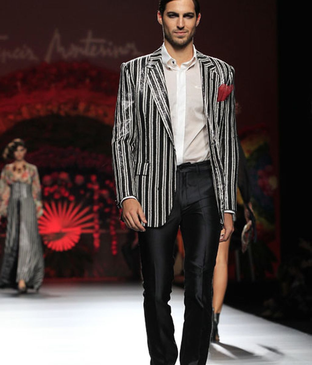 Una pasarela llena de flores y color