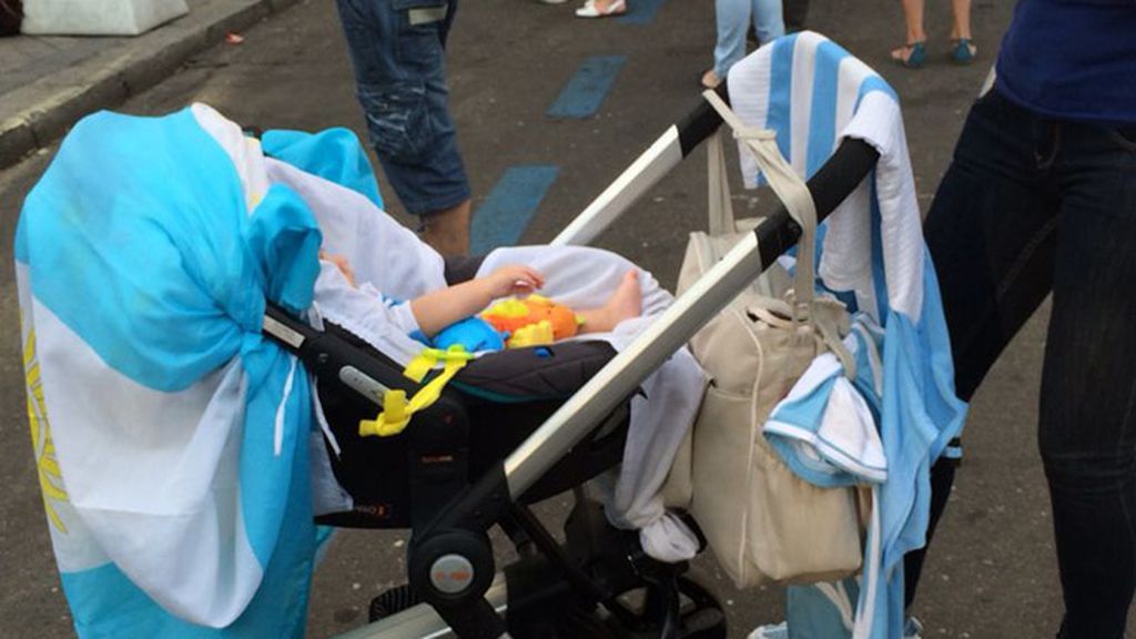 Los hinchas argentinos inundan de albiceleste el Hyundai Fan Park de Madrid