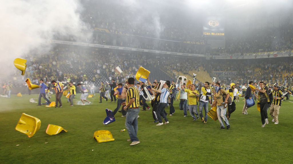 Duro enfrentamiento de los hinchas del Fenerbahce con la policía