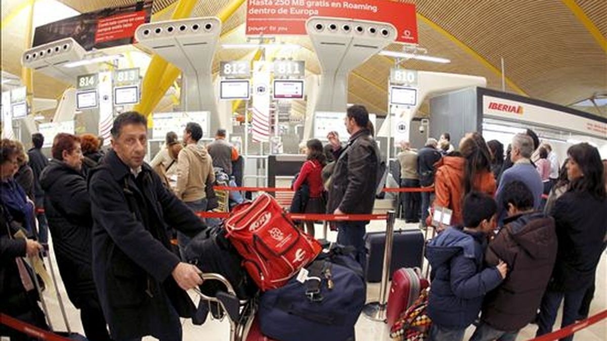 Cientos de personas esperan la salida de los primeros vuelos de la mañana en el aeropuerto de Madrid-Barajas, que aún sufren retrasos y pocas cancelaciones, aunque casi la totalidad de las aerolíneas factura regularmente. EFE