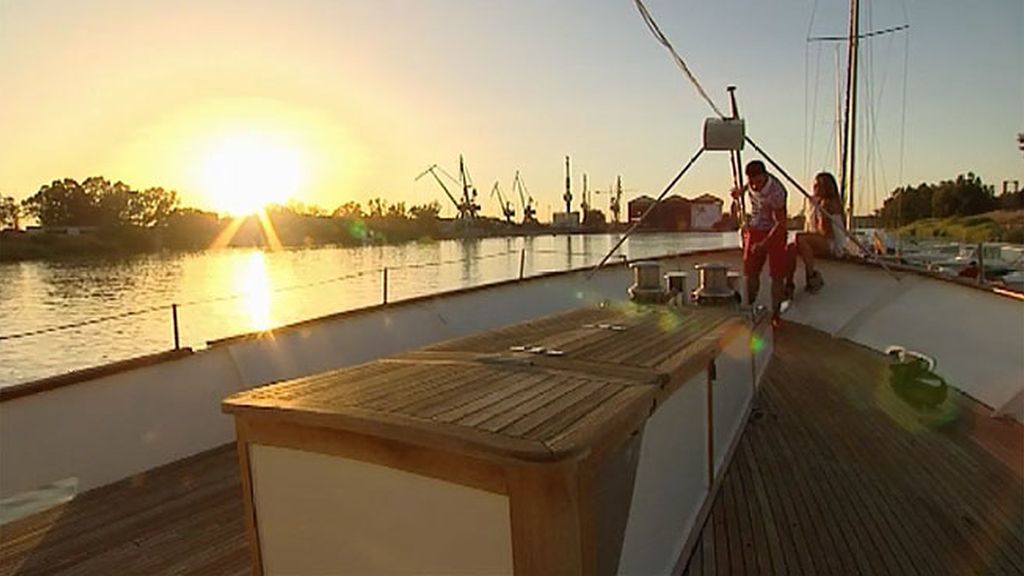 Raquel se lanza en el baro y besa a Javi