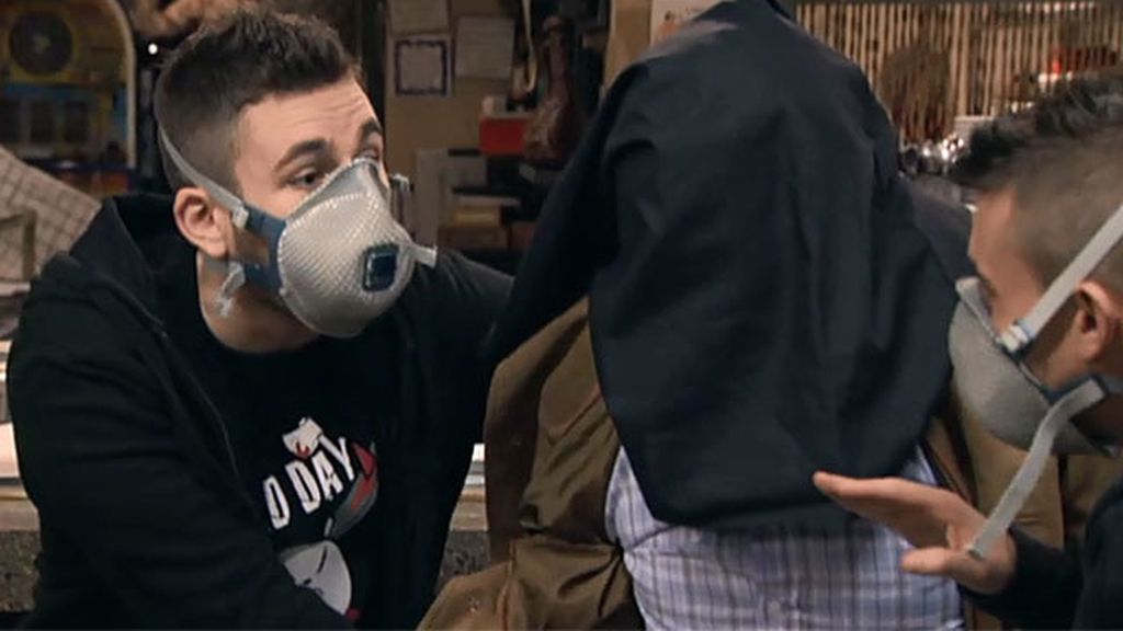 El hostelero cae en la broma de Jonathan y Mecos