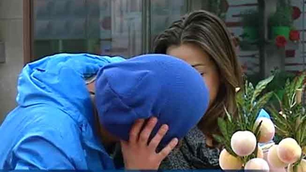 Sus bocas, a tan sólo dos centímetros de distancia