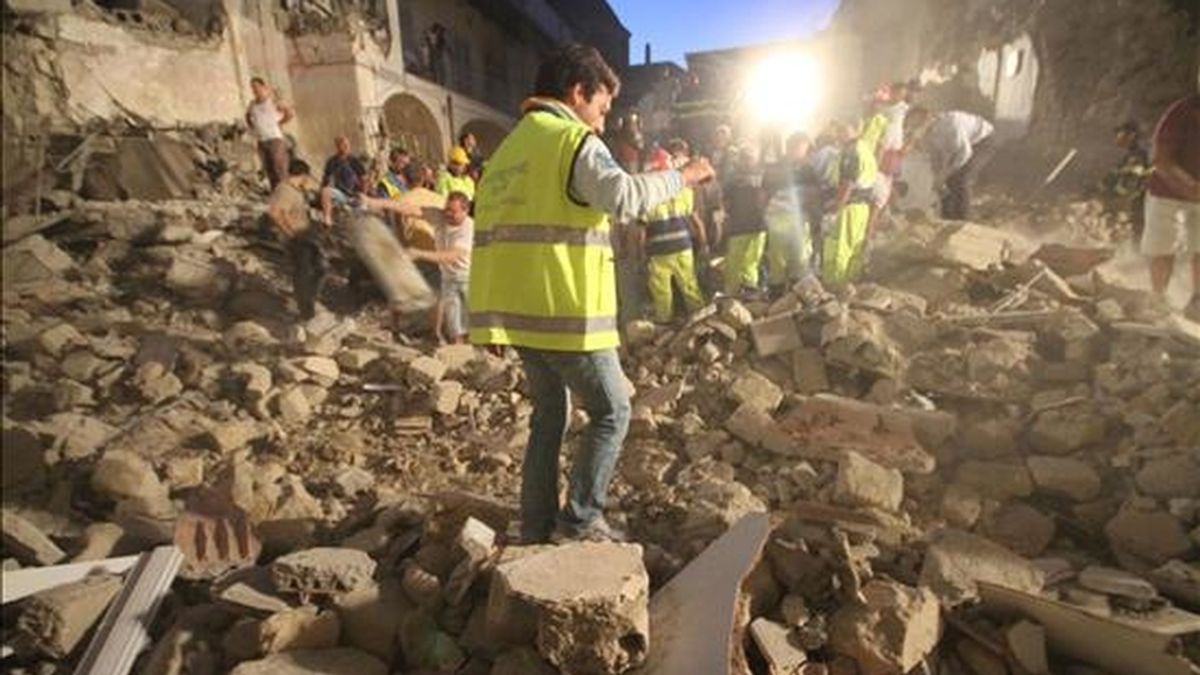 Miembros de un equipo de rescate continúan buscando entre los escombros de un edificio en Afragola, cerca de Nápoles (Italia). EFE