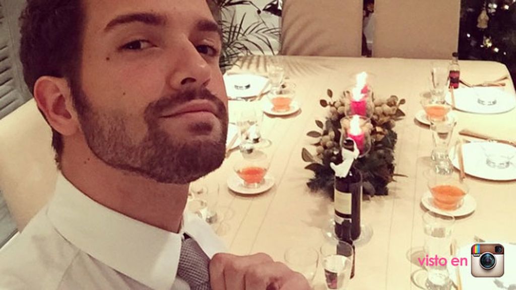 Pablo Alborán, esperando en la mesa antes de despedir el año