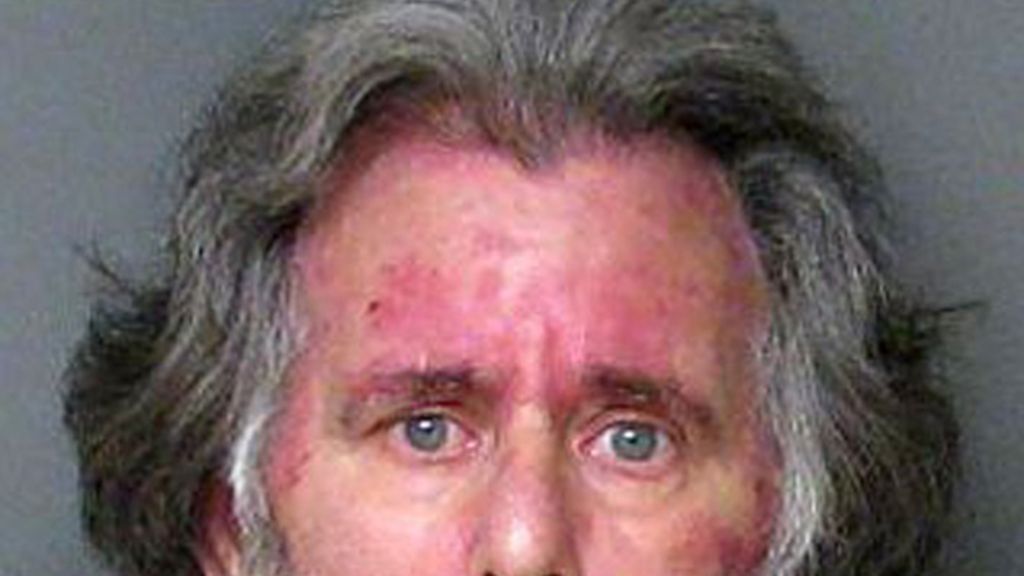 Richard James Verone, desempleado de 59 años roba 1 dólar en un banco de Gastonia, en Carolina del Norte, para recibir atención médica en la cárcel.