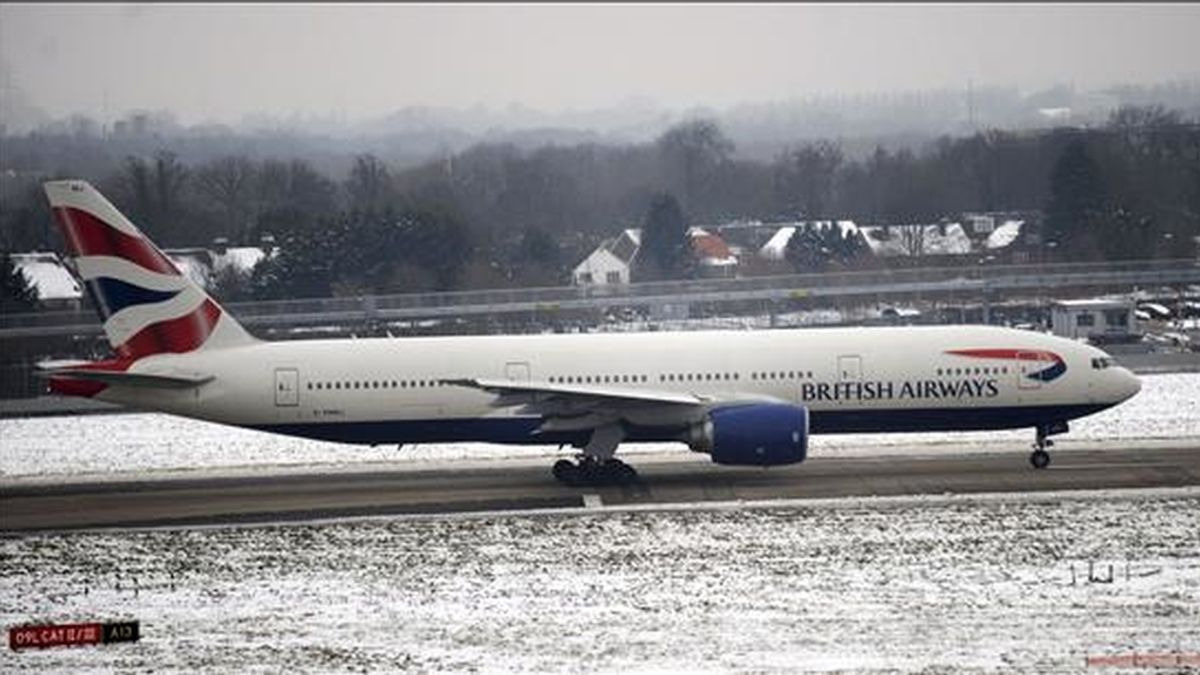 Un avión espera su turno para despegar en la pista del aeropuerto de Heathrow, en Londres (Reino Unido). EFE/Archivo