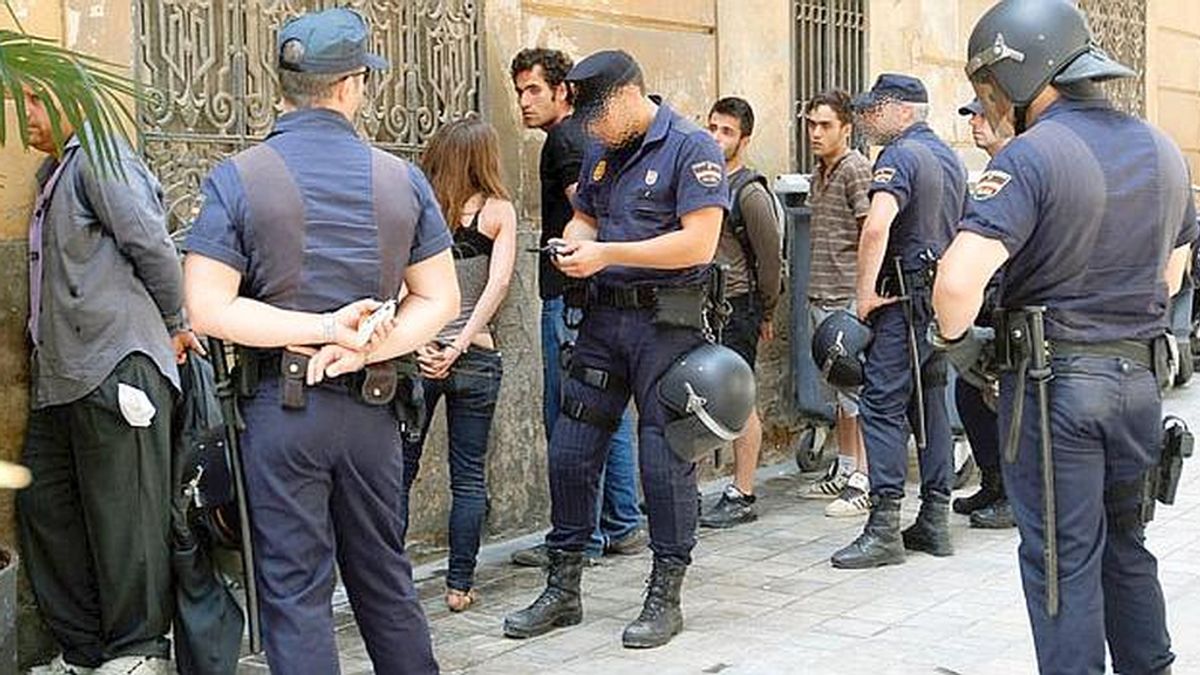 La Policía desaloja la plaza del Ayuntamiento de Valencia.