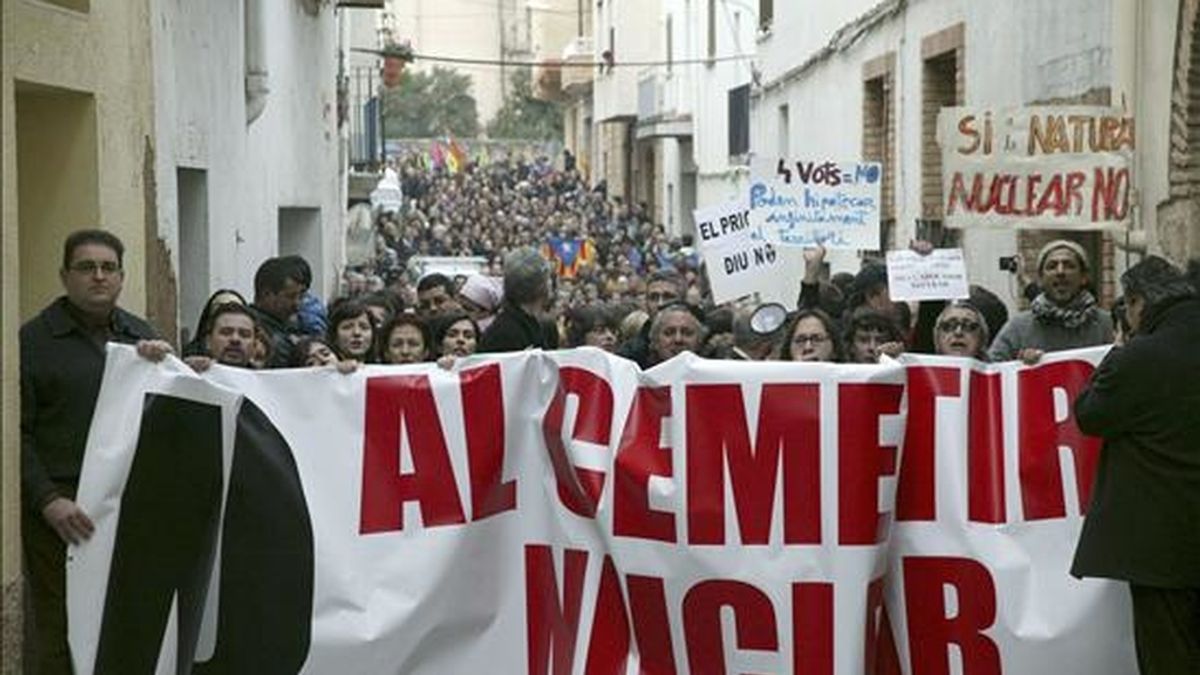 Vista general de la manifestación llevada a cabo ayer contra la decisión del Ayuntamiento de Ascó (Tarragona) de optar a acoger el Almacén Temporal Centralizado (ATC). EFE