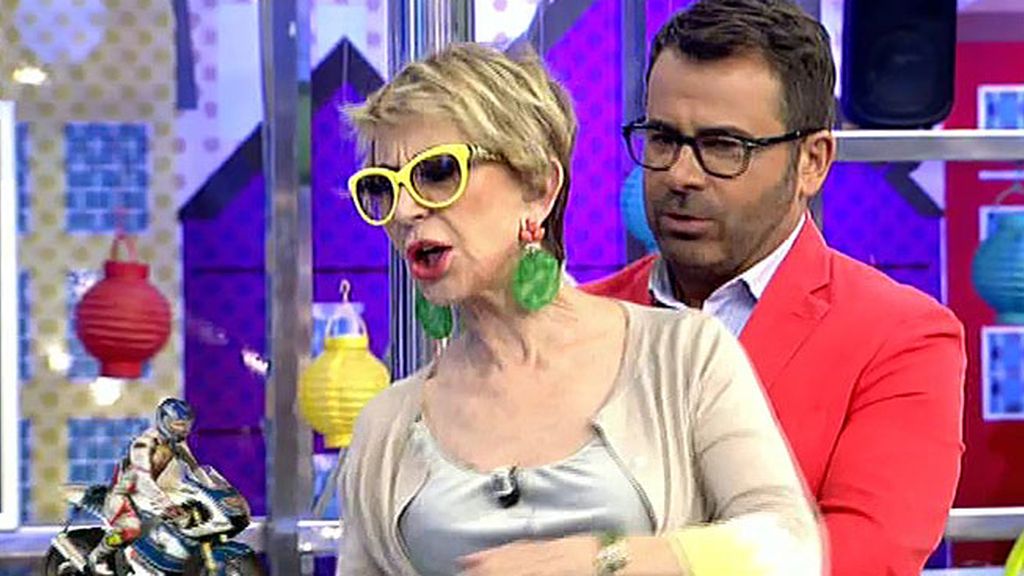 Kiko Hernández y Kiko Matamoros pasean a Karmele Marchante en piscina