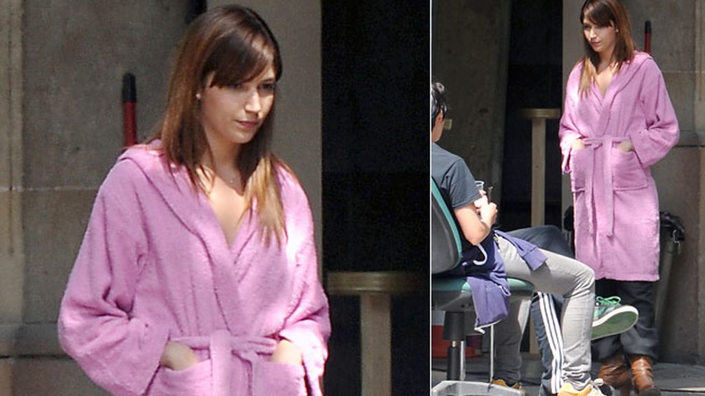 Úrsula Corberó se cubre con un albornoz rosa