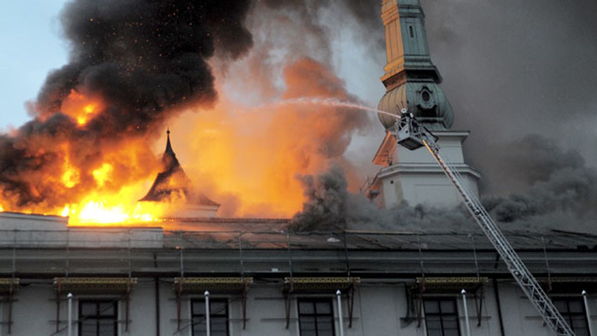 Un incendio destruye el tejado del Castillo de Riga