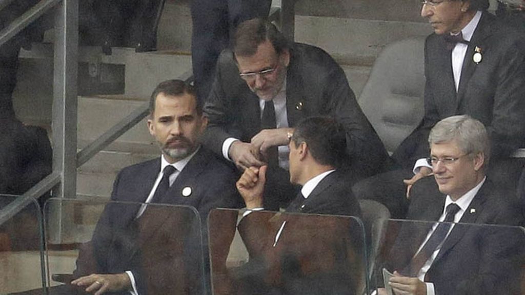 El Príncipe Felipe y Rajoy charlan en las gradas del Soccer City de Johanesburgo