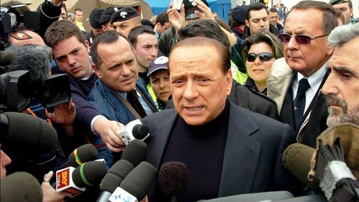 El primer ministro de Italia, Silvio Berlusconi, transmite más confianza a los italianos tras el terremoto. En la imagen, Berlusconi (c) durante su visita a las tiendas de campaña instaladas para los supervivientes del terremoto. EFE/Archivo