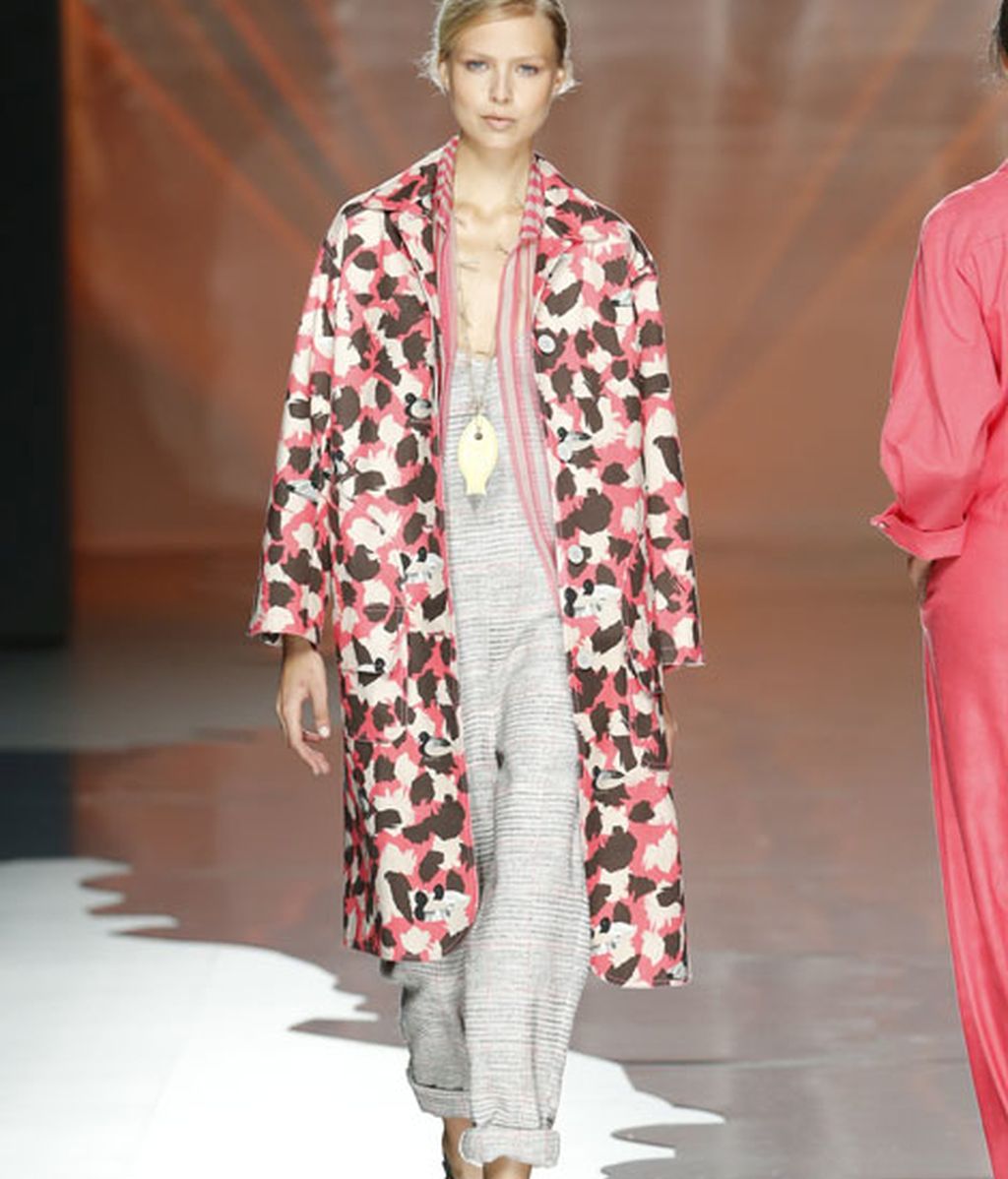 Siluetas fluidas y prints marineros