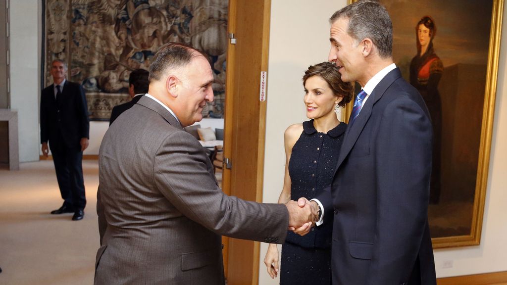 Los Reyes saludan al chef José Andrés en la recepción de la residencia del embajador de España