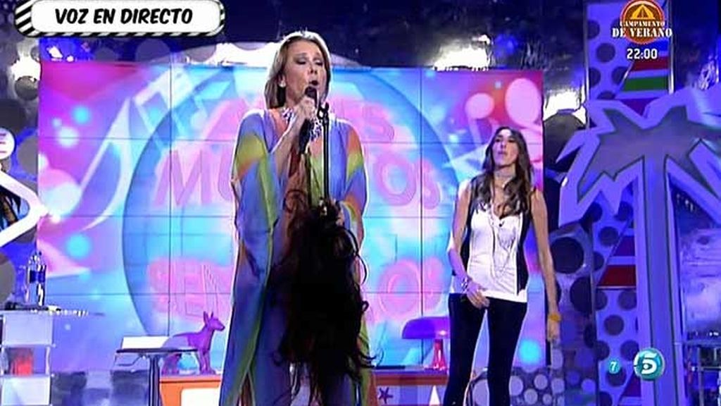 Mila se enfada y se quita el atrezzo