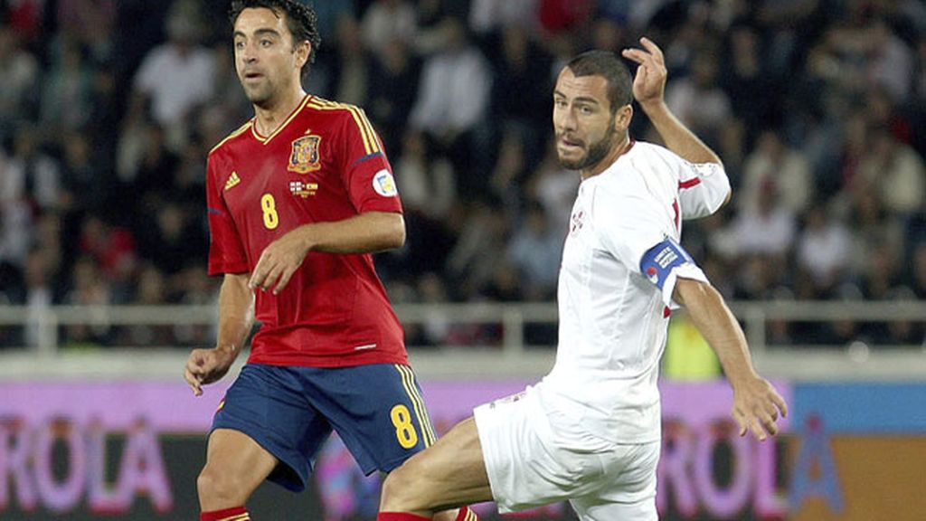 El centrocampista español Xavi Hernández lucha por el balón con el georgiano Jaba Kankaval