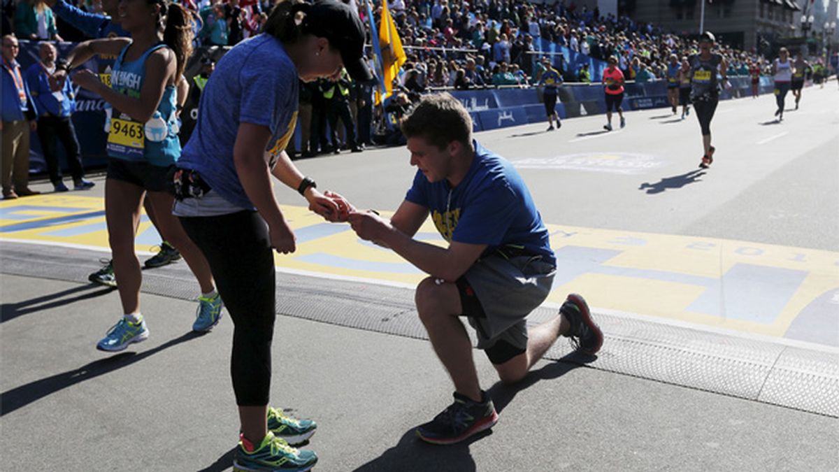 Pedida de mano en la línea de meta del maratón de Boston