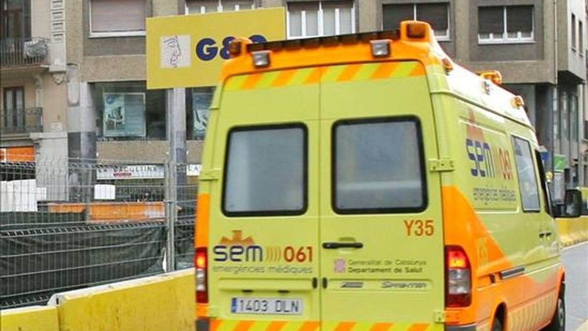 Una ambulancia traslada a unos heridos en un accidente. EFE/Archivo