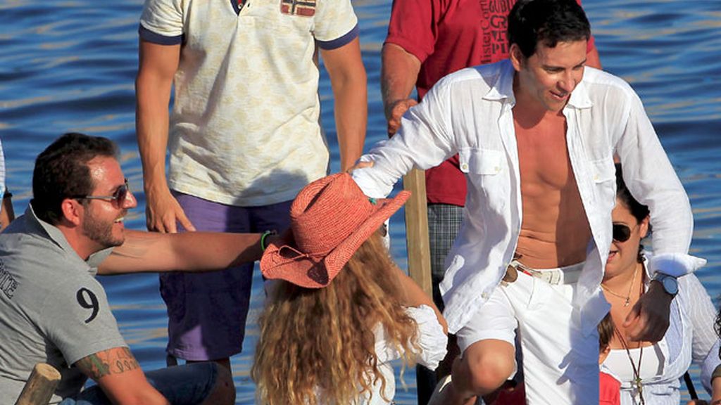 David Meca enseña a chapotear a Blanca Cuesta y Borja Thyssen