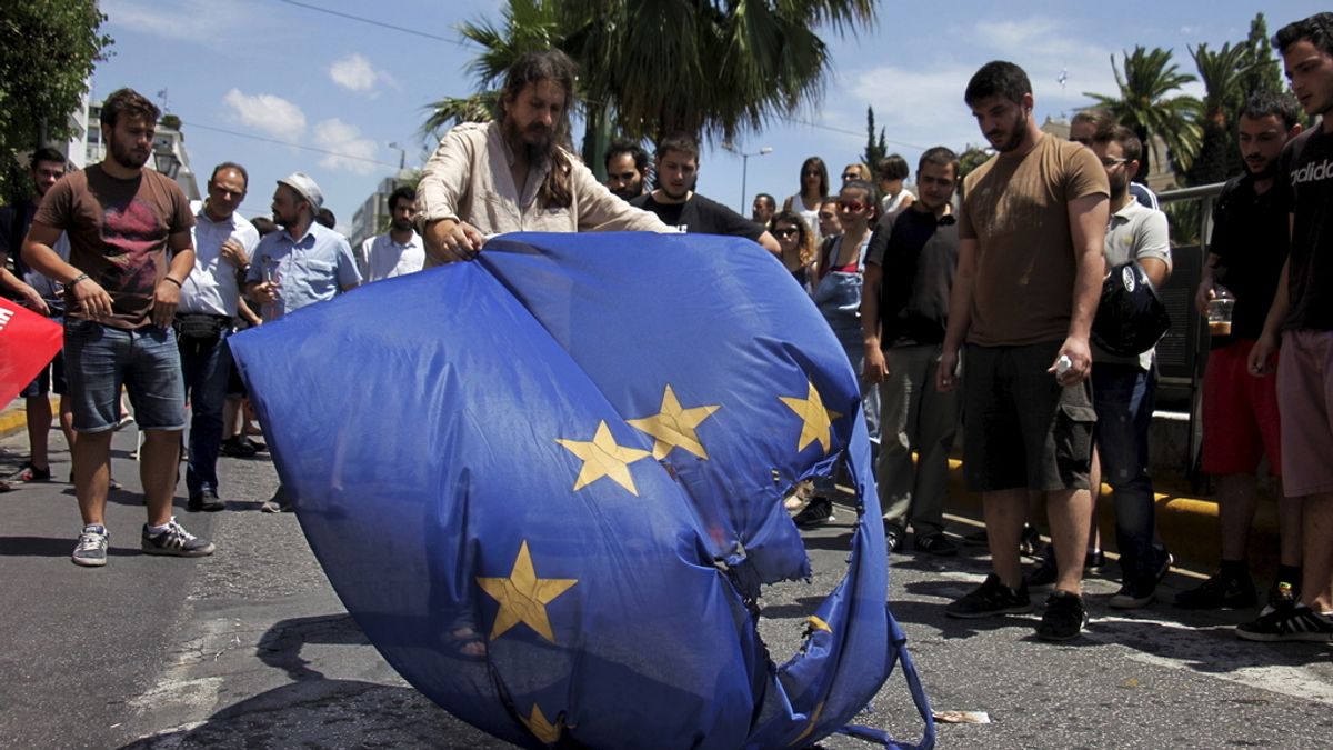 Seguidores del sí y del no se movilizan en Grecia poco antes del referéndum