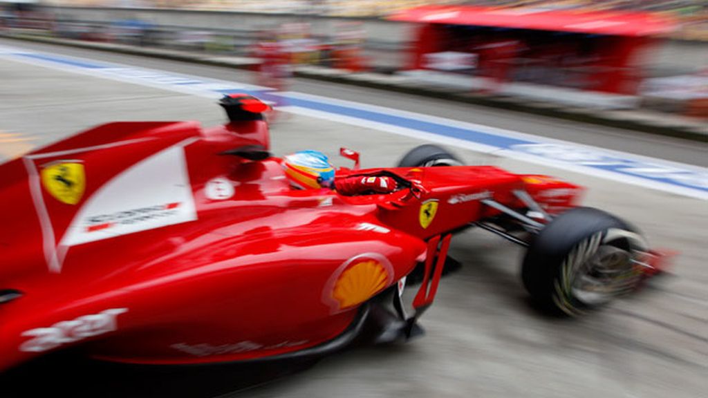 Fernando Alonso sale a pista en los primeros libres en Shanghai