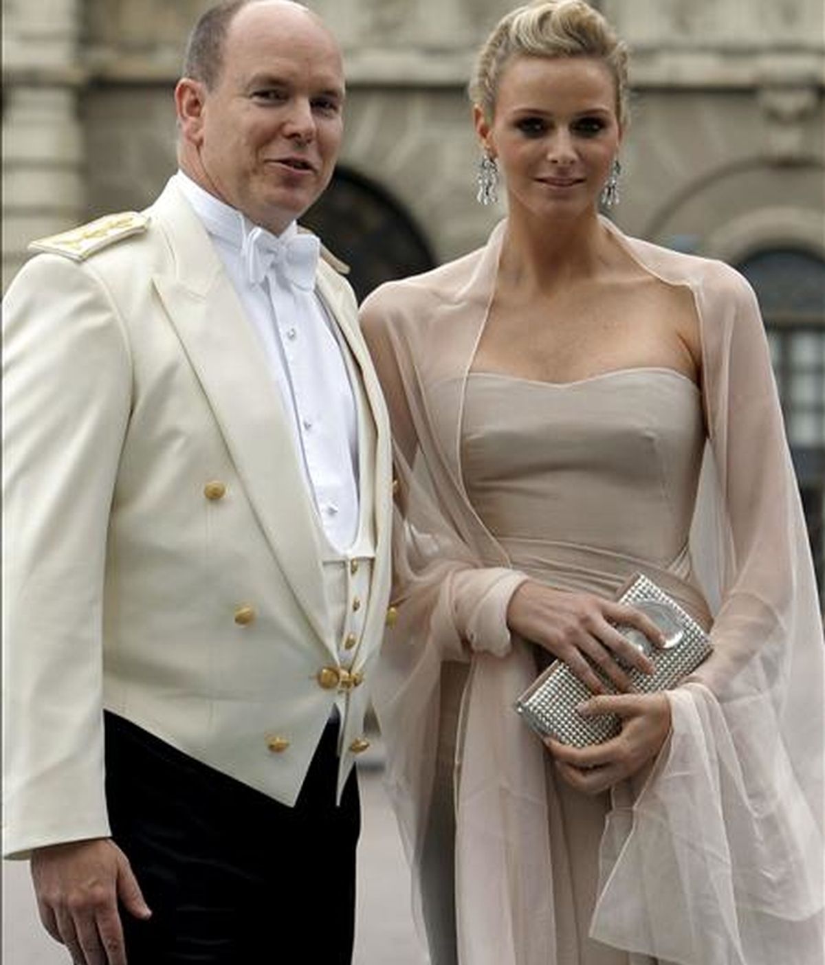 El príncipe Alberto de Mónaco y Charlene Wittstock, a su llegada a la boda de la princesa heredera Victoria de Suecia y su prometido, Daniel Westling, en la catedral de San Nicolás de Estocolmo (Suecia), el pasado 19 de junio. EFE/Archivo