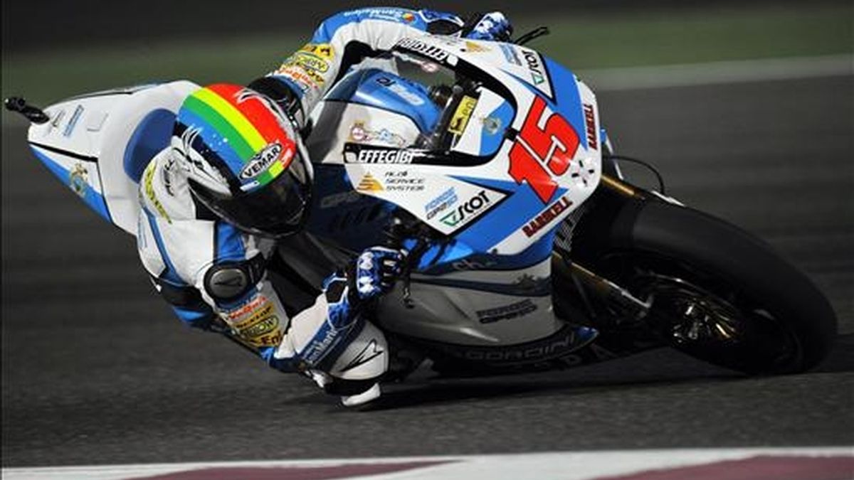 El piloto Alex de Angelis, de San Marino, conduce su motocicleta durante la sesión de prácticas del Gran Premio de Qatar en el Circuito Internacional Losail en Doha (Qatar). EFE/Archivo