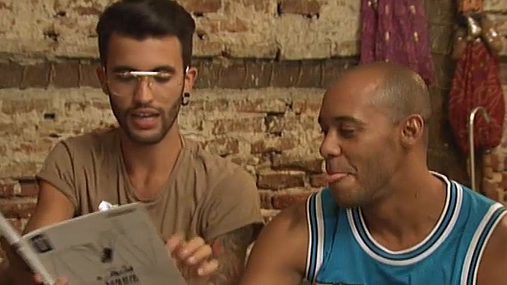 Los chicos luchan por captar la atención de Pedriño